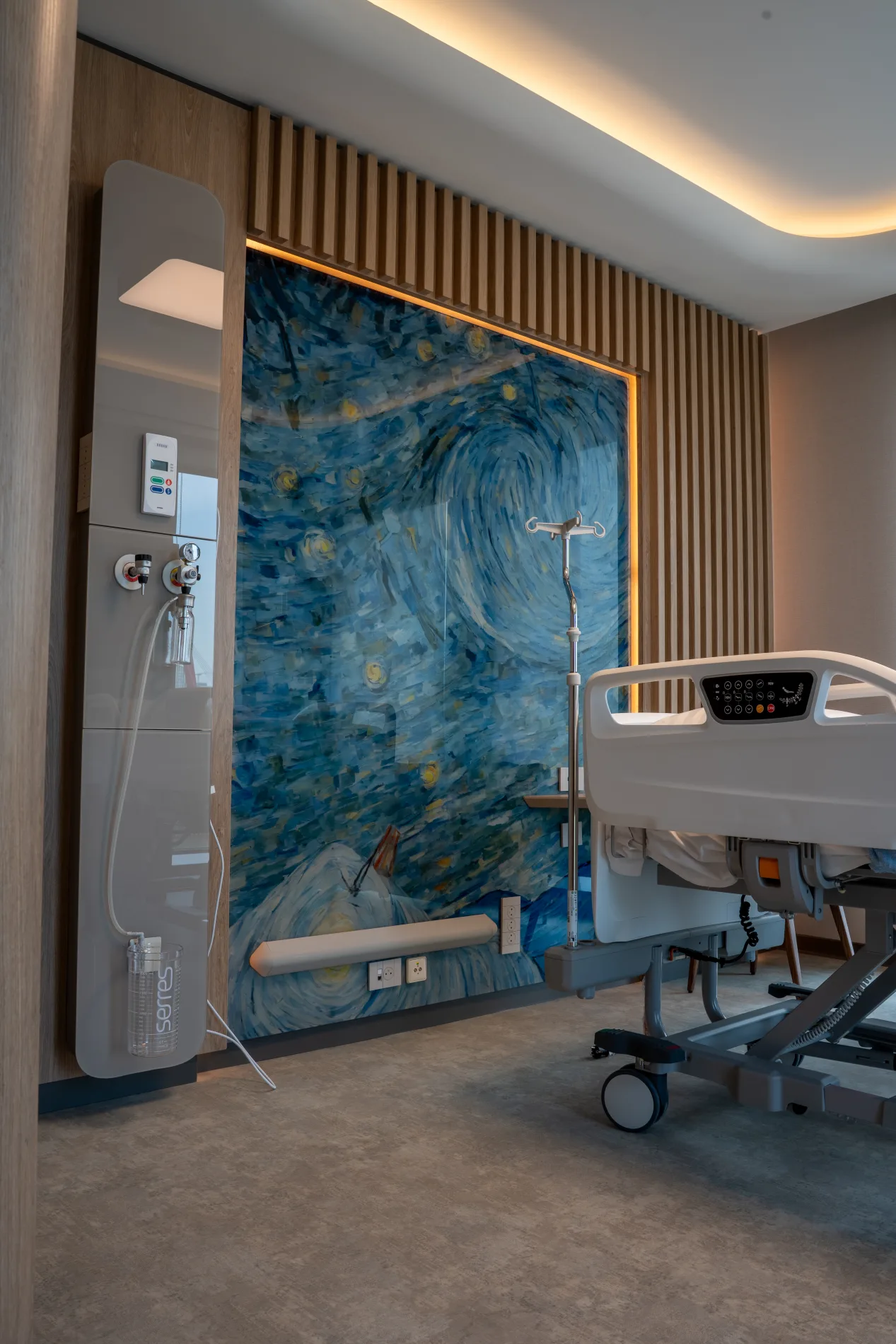 Behandelkamer met indirecte plafondverlichting