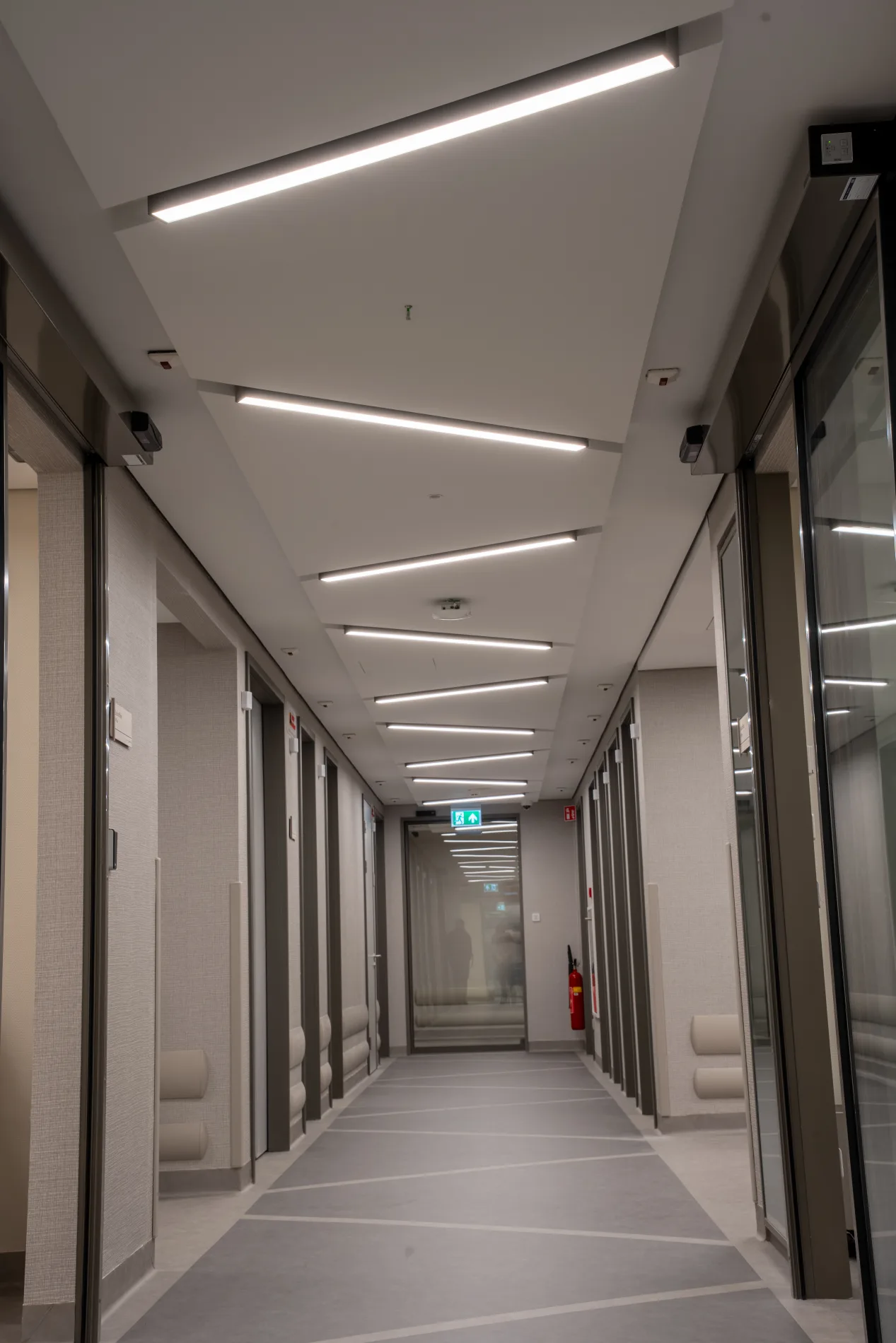 Corridor met technische plafondverlichting