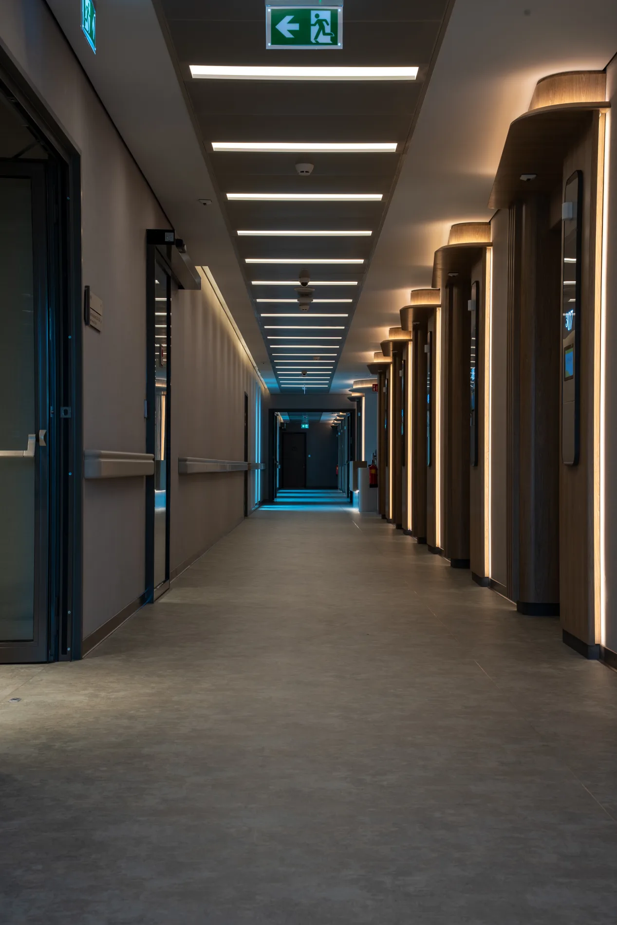 Gangzone met lineaire verlichting en wandaccenten