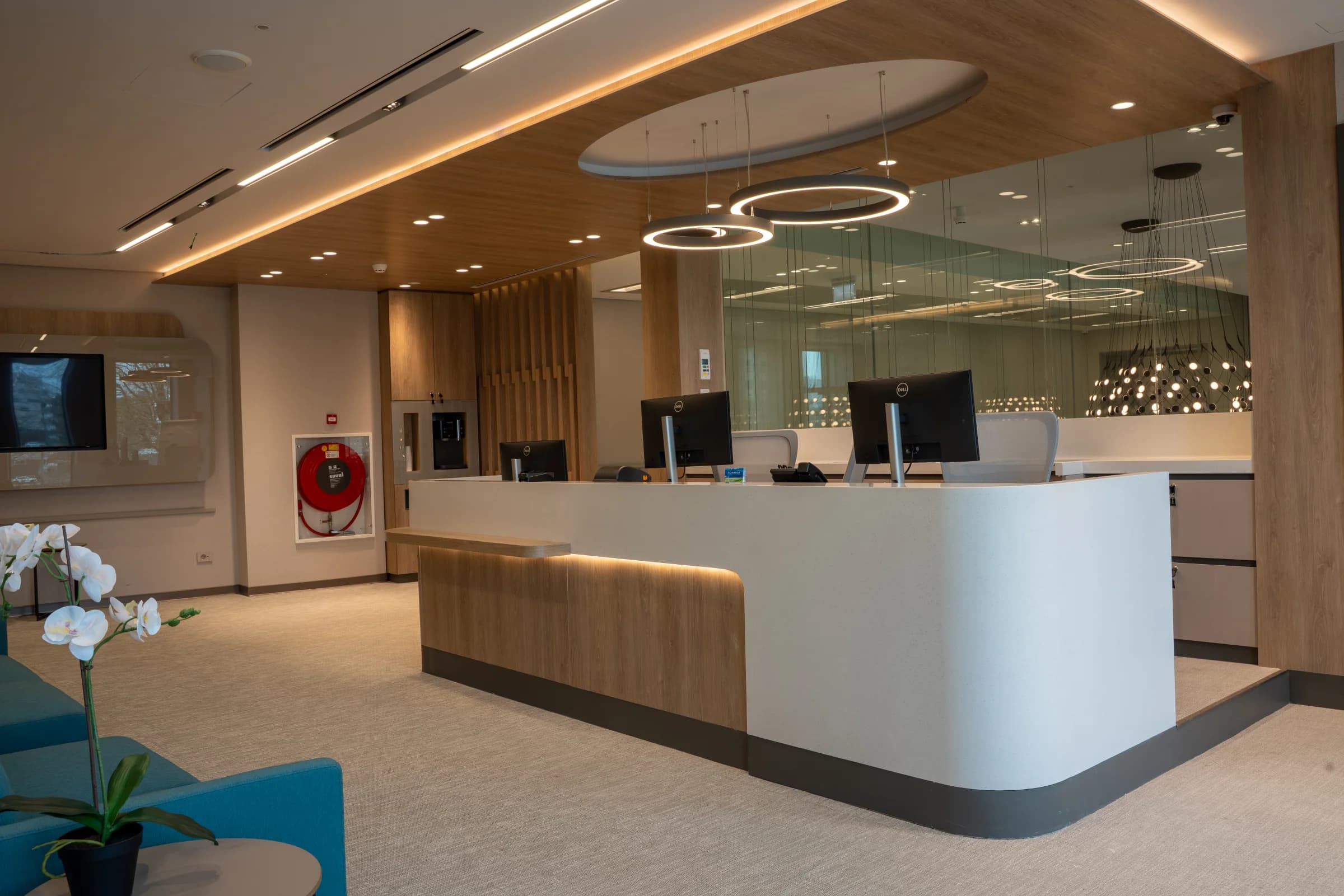 Ontvangstbalie met geïntegreerde plafond- en accentverlichting