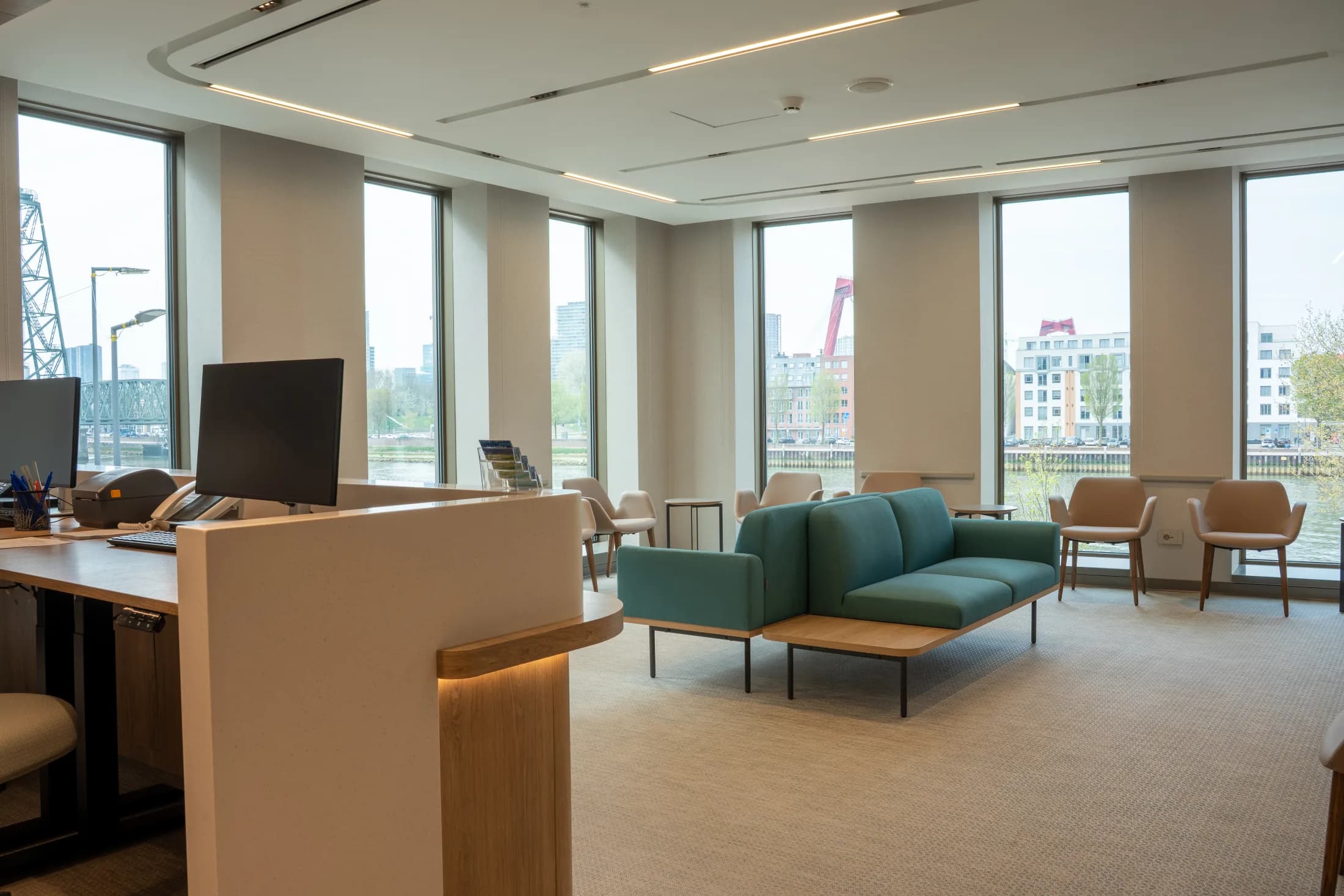 Lounge- en wachtruimte met functionele werkverlichting