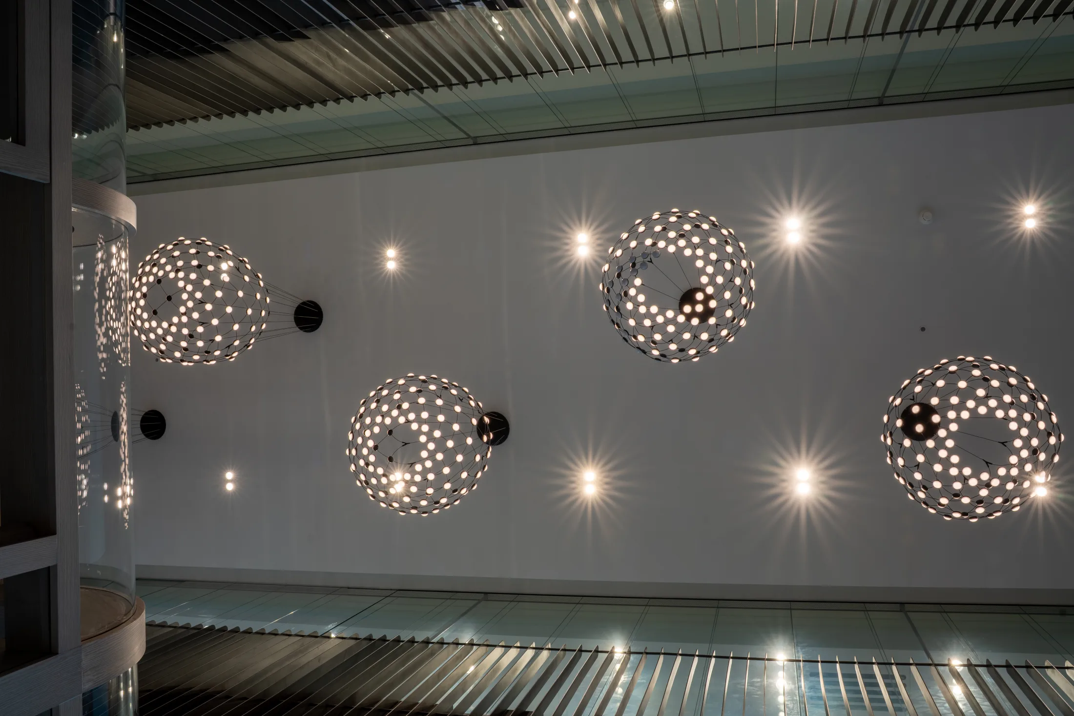 Decoratieve plafondarmaturen in de centrale ruimte